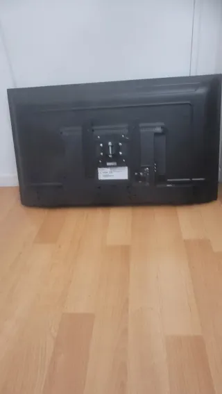 Lote Televisión 40" + soporte pared