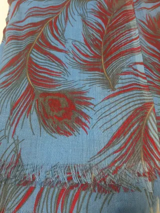 Fular estampado plumas azul y rojo