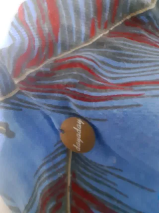 Fular estampado plumas azul y rojo