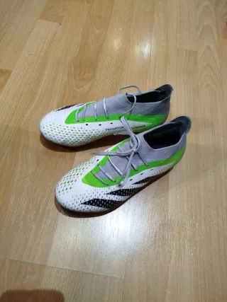 Botas de fútbol Adidas Predator verdes y blancas