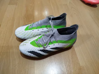 Botas de fútbol Adidas Predator verdes y blancas