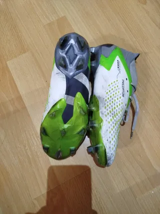Botas de fútbol Adidas Predator verdes y blancas