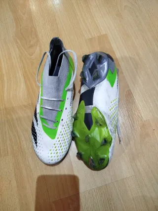 Botas de fútbol Adidas Predator verdes y blancas