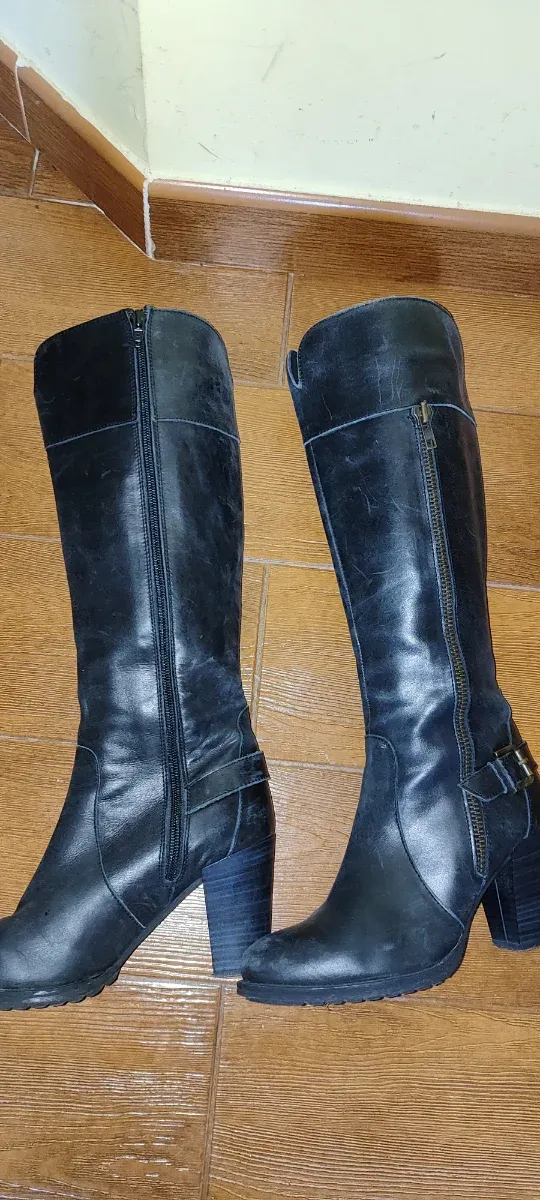 Botas altas de piel negras