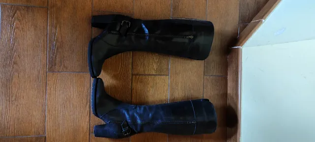 Botas altas de piel negras