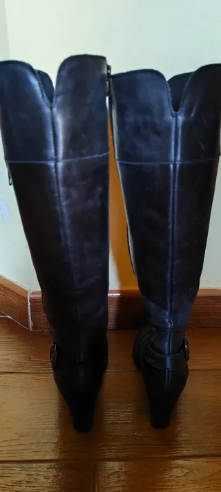 Botas altas de piel negras