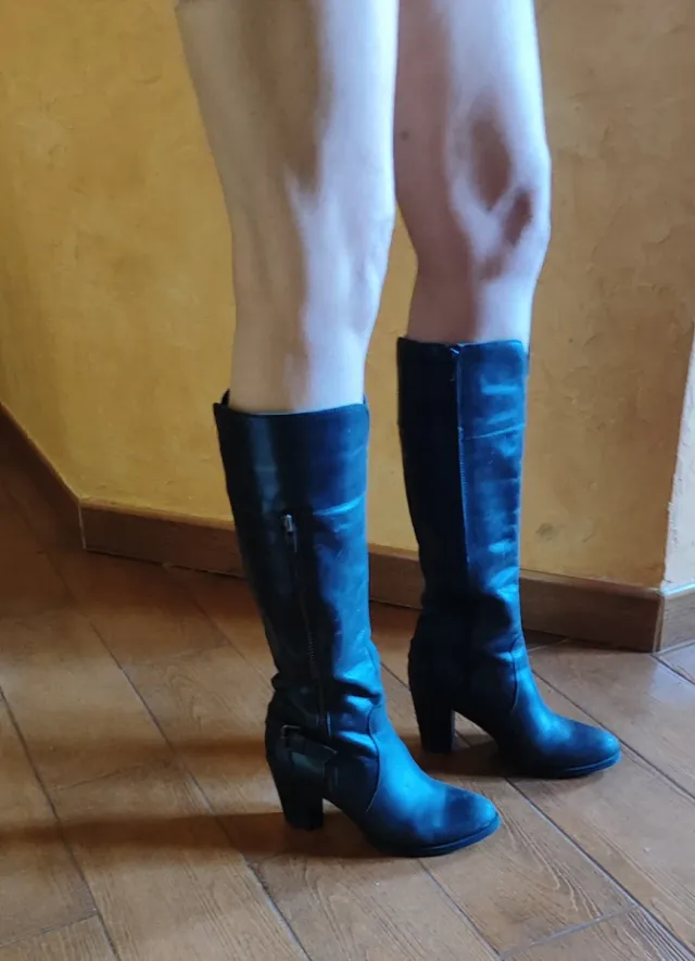 Botas altas de piel negras