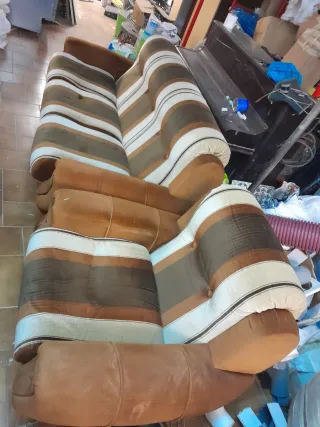 Sofá de tela y piel marrón