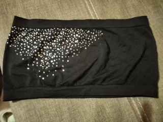 Top negro con pedrería plateada