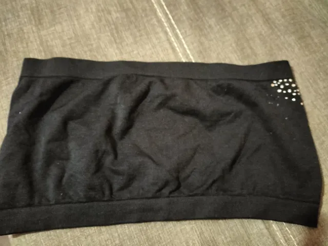 Top negro con pedrería plateada