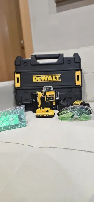 Nivel láser DeWalt con accesorios RÉPLICA