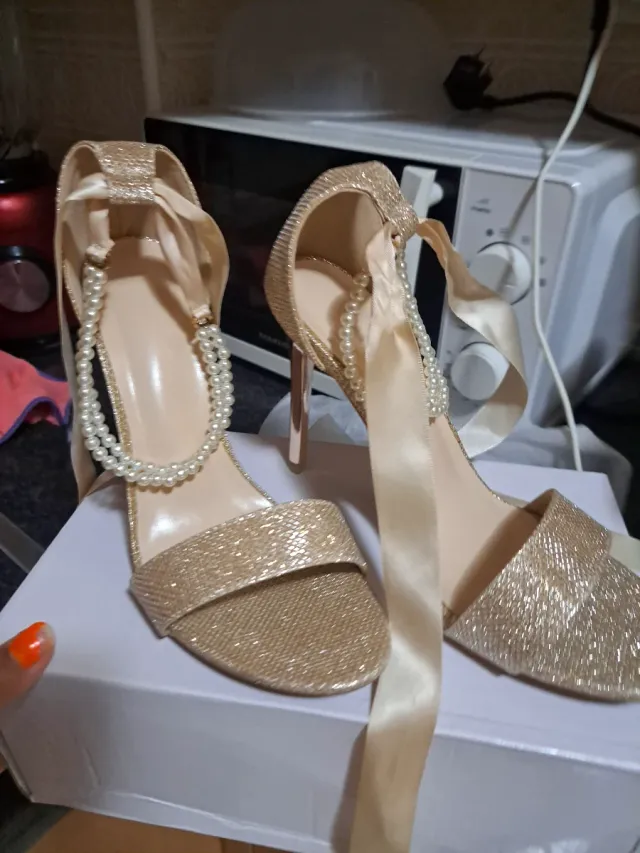 Zapatos de tacón dorados con perlas