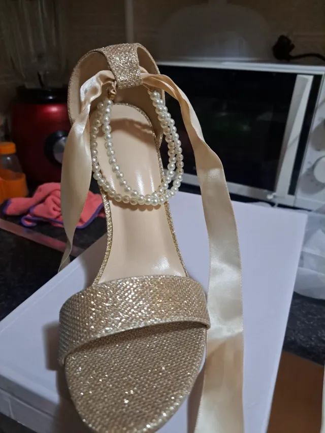 Zapatos de tacón dorados con perlas
