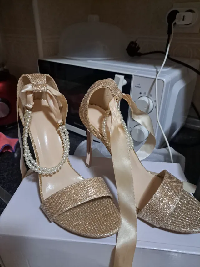 Zapatos de tacón dorados con perlas