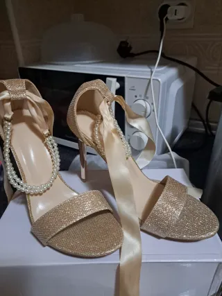 Zapatos de tacón dorados con perlas