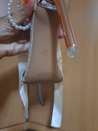 Zapatos de tacón dorados con perlas