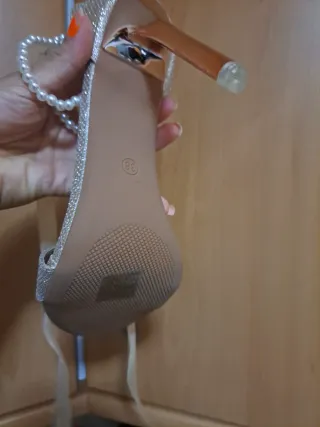 Zapatos de tacón dorados con perlas