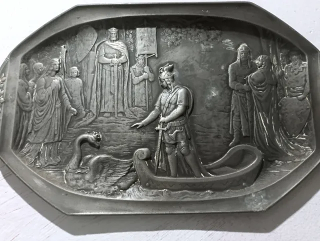 Fuente metal relieves cisne y barca