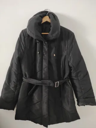 Elegante cazadora negra con cinturón