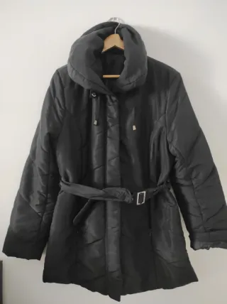 Elegante cazadora negra con cinturón