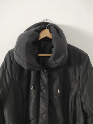 Elegante cazadora negra con cinturón