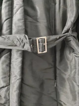 Elegante cazadora negra con cinturón