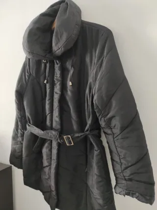 Elegante cazadora negra con cinturón