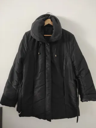 Elegante cazadora negra con cinturón