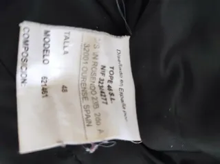 Elegante cazadora negra con cinturón