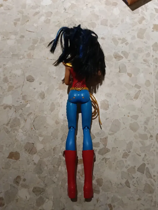 Muñeca Wonder Woman. 32cm alto