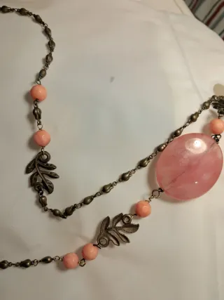 Collar con piedra rosa y detalles dorados