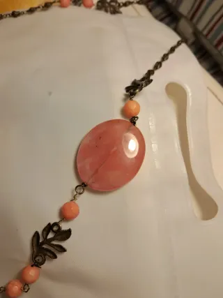 Collar con piedra rosa y detalles dorados