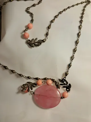 Collar con piedra rosa y detalles dorados