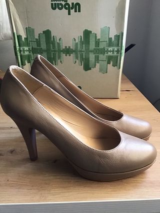 Zapatos de tacón beige talla 37