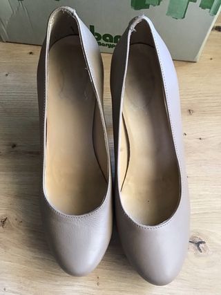 Zapatos de tacón beige talla 37