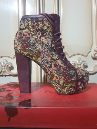 Botas de tacón con estampado floral