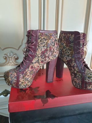 Botas de tacón con estampado floral