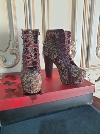 Botas de tacón con estampado floral