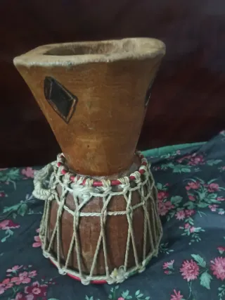 Timbal africano de madera y cuero