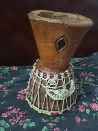 Timbal africano de madera y cuero