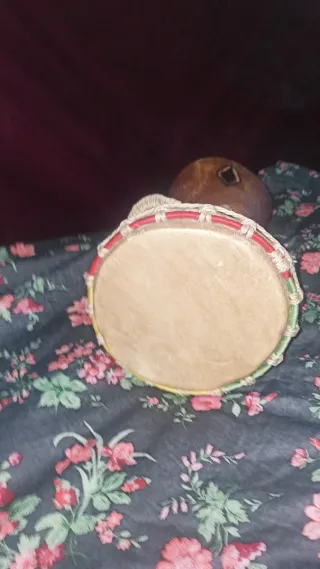Timbal africano de madera y cuero