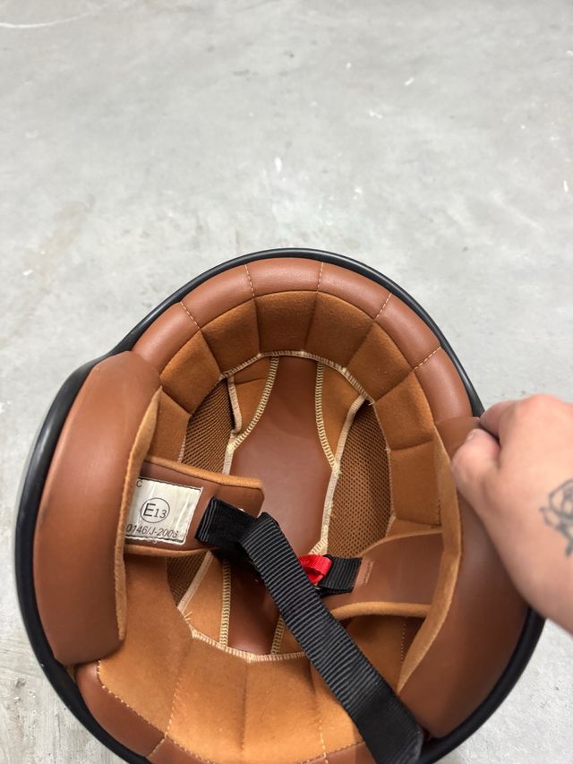 Casco de moto vintage marrón