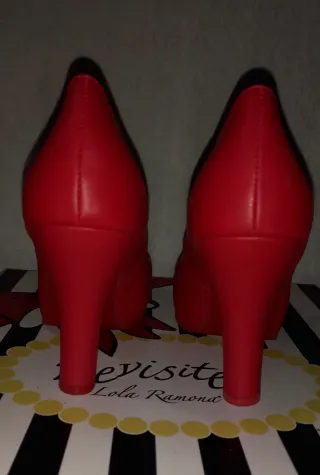 Scarpe rosse con tacco e cinturino