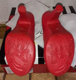 Scarpe rosse con tacco e cinturino