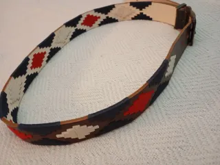 Cinturón de cuero con diseño geométrico Argentino.
