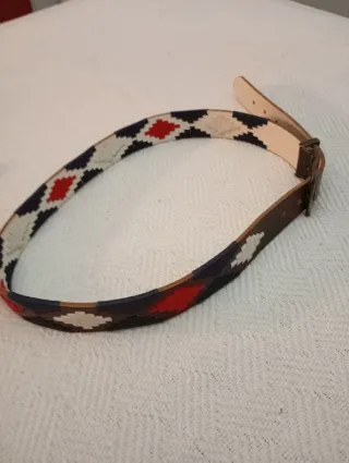 Cinturón de cuero con diseño geométrico Argentino.