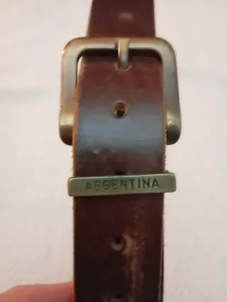 Cinturón de cuero con diseño geométrico Argentino.