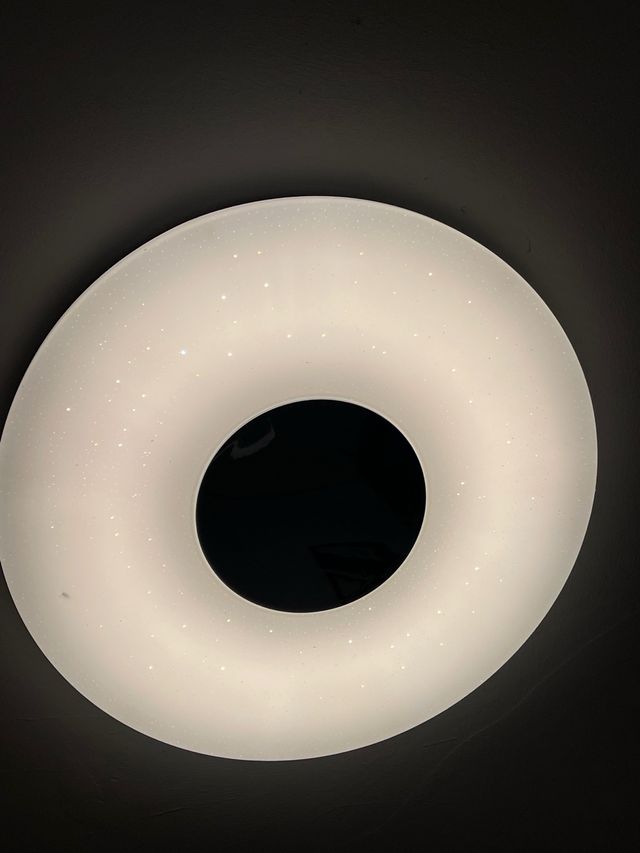 Lámpara LED redonda regulable.