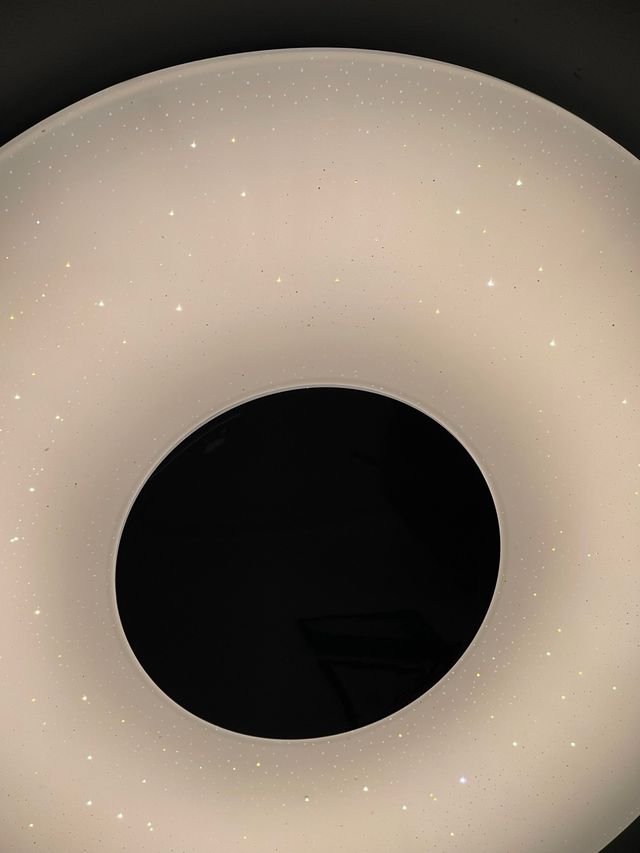 Lámpara LED redonda regulable.