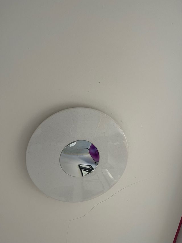 Lámpara LED redonda regulable.